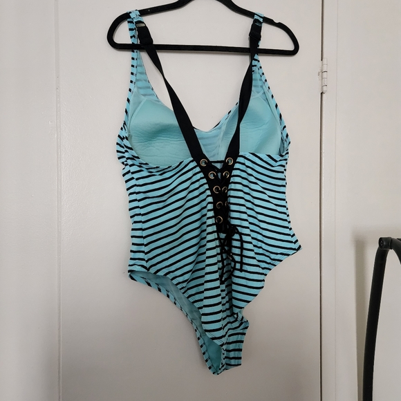 Plus Size One Piece Swimsuit. Size 2X. - Picture 2 of 2